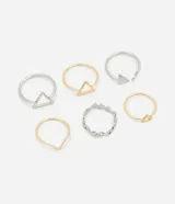 Set de seis anillos de metal en color dorado y plateado, con diseños de triángulos y montañas.