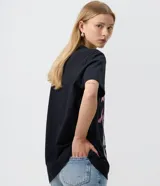 Remera de algodón negra con cuello redondo y manga corta, con estampa frontal temática de Las visiones de Raven y texto en blanco.