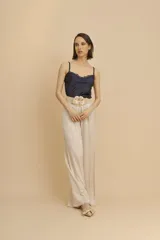 Musculosa de seda azul marino, con detalle de encaje en el escote y breteles finos ajustables.