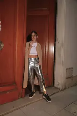 Pantalón capri semi oxford plateado, de ecocuero, tiro medio-alto, con botón metálico níquel y bolsillos traseros.