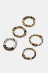 Pack de cinco pulseras elásticas con diseño apilable, compuestas por una combinación de piezas metálicas en tonos dorados, plateados y oscuros con texturas variadas.