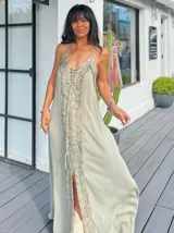 Vestido largo color salmón con escote en V, breteles finos y bordados con lentejuelas en el frente.