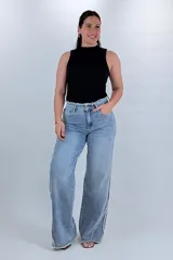 Pantalón wide leg de denim celeste claro, con costuras deflecadas y detalles deshilachados en la cintura y el remate de las piernas.