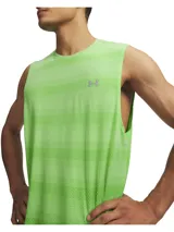 Musculosa deportiva Under Armour de corte holgado, confeccionada en tejido ligero con textura jacquard para mayor ventilación. Presenta cuello redondo, aberturas laterales en el bajo y logo de la marca estampado en el pecho.