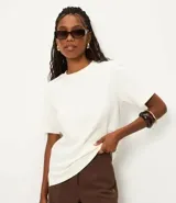 Remera básica de manga corta y cuello redondo, confeccionada en suedine de algodón peruano certificado BCI.