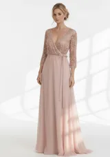 Vestido largo de fiesta con cuerpo cruzado de lentejuelas y mangas tres cuartos. Presenta una falda fluida de gasa con lazo ajustable en la cintura.