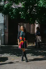 Vestido corto negro con estampado abstracto multicolor y mangas largas.