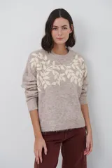 Buzo de tejido de punto en color beige, con cuello redondo y mangas largas. Presenta un delicado bordado de ramas y hojas en color crema en la parte superior del frente.