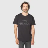 Remera de algodón color negro con cuello redondo y mangas cortas. Presenta un estampado frontal con la leyenda 'Savage Black' en tipografía desgastada.