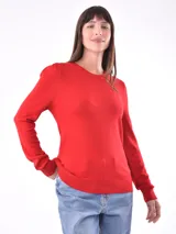 Sweater rojo de tejido de punto liso, con cuello redondo y mangas largas con leve frunce en los hombros.