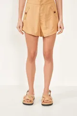 Short color caramelo con cintura alta, bolsillos laterales con solapa y botón, y cierre frontal.