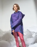 Capucha de lana merino afieltrada color uva, con capucha amplia y bolsillos frontales.