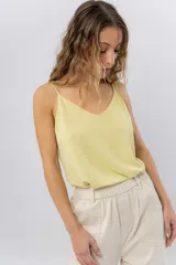 Musculosa de breteles finos con escote en V, confeccionada en tejido fluido con acabado satinado.