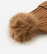 Gorro de punto acanalado color tostado, con diseño clásico de vuelta y pompón de pelo sintético en la parte superior.