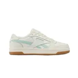 Championes Reebok Match Prime V2 de estilo urbano, confeccionados en cuero sintético color blanco con detalles en verde agua en los laterales y suela de goma color caramelo.