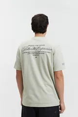 Remera negra de manga corta con corte oversize y estampado frontal con la frase "Authentic Expression".