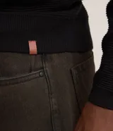 Suéter de punto para hombre, color celeste, con textura acanalada horizontal, cuello redondo y mangas largas con puños ajustados.