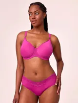 Panty estilo hipster de microfibra color beige, con detalle de encaje floral en la cintura y elásticos planos para un acabado sin marcas.