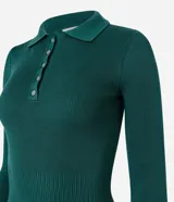 Suéter tipo blusa de punto color verde oscuro, con cuello polo, abotonado y mangas largas.