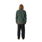 Camisa de pana en color verde oscuro, con cierre frontal de botones, cuello clásico y dos bolsillos frontales con solapa y botón.