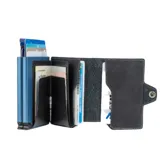 Billetera compacta marca Baleine, modelo Double Kansas, confeccionada en cuero genuino color azul. Posee un diseño funcional con doble caja de aluminio para tarjetas con sistema de deslizamiento por clip, sección para billetes y protección RFID.