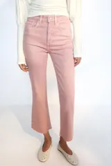 Jeans de tiro alto con cinco bolsillos, diseño cropped flare y bajo sin costuras. Cuenta con cierre frontal de cremallera y botón metálico.