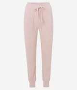 Conjunto de pijama largo color rosa claro texturizado, compuesto por un buzo de cuello redondo y un pantalón con cintura con lazo.