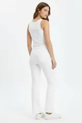Pantalón jean blanco de corte oxford, tiro alto, con bolsillos delanteros y traseros.