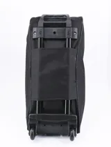 Bolso de viaje negro con ruedas, confeccionado en tela resistente, con cierre principal y bolsillo frontal con cierre. Cuenta con asas superiores para transporte manual.