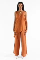 Pantalón ancho color terracota de tencel, con pretina elástica y aberturas laterales en las pantorrillas.