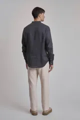 Camisa de lino color marrón, con cuello mao, manga larga y botones blancos.