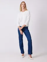 Cardigan de tejido fino en color gris, con cuello redondo, cierre frontal con botones y mangas tres cuartos.