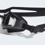 Lentes de natación Adidas modelo Ripstream, con montura de silicona moldeada de color negro y lentes transparentes con tratamiento antivaho. Presentan un diseño geométrico y correa dividida ajustable.