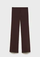 Pantalón de vestir color marrón, de corte recto y tiro medio, con cierre frontal y estructura lisa.