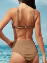 Top de bikini marrón con textura acanalada, tirantes anchos y un anillo decorativo en el centro del escote.