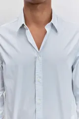 Camisa de manga larga con cuello clásico y cierre frontal de botones. Presenta un diseño de rayas verticales finas en tonos claros.