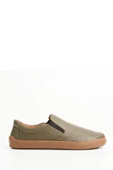 Zapatillas tipo slip-on de cuero texturizado color verde oliva, con suela de goma color suela y elásticos laterales negros para un calce rápido.