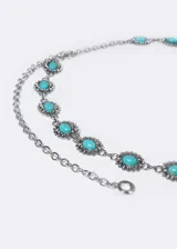 Cinto plateado de cadena metálica con flores y piedras turquesas.