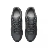 Zapatilla deportiva New Balance modelo 740, color negro, con detalles en gris plateado en el logo 'N' lateral y tecnología de amortiguación ABZORB visible en la entresuela.