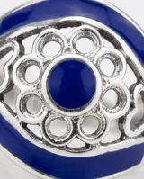 Anillo de plata 925 con diseño calado en forma de ojo, esmalte azul y piedra central.