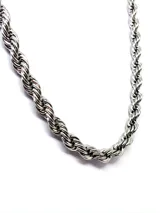 Cadena de acero plateado con eslabones retorcidos de 7mm de espesor y 45cm de largo.