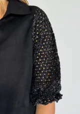 Camisa beige de lino, con mangas 3/4 con detalle de calado.