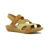 Sandalia de cuero en tonos tostado y amarillo claro, con tiras cruzadas en el empeine, tira con hebilla o velcro en el talón y suela baja cómoda.