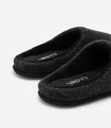 Pantuflas cerradas de poliéster color azul marino, con plantilla y forro de poliéster y suela de goma termoplástica.