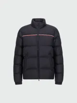 Campera puffer de corte regular, color azul marino, con cuello alto, cierre frontal completo y detalle de franja tricolor en el pecho. Cuenta con bolsillos laterales con cierre y puños elásticos.