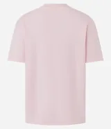 Remera de manga corta con cuello redondo, confeccionada en algodón peruano con acabado suedine. Diseño básico sin estampa, de corte clásico y textura suave.