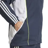 Campera deportiva Adidas del Real Madrid, color azul marino con detalles en blanco y amarillo. Presenta cierre frontal, cuello alto, bolsillos laterales, puños elásticos, dobladillo ajustable y escudo del club bordado en el pecho.