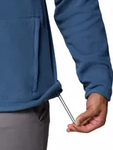 Campera polar de la marca Columbia, modelo Fast Trek II. Presenta cuello alto, cierre frontal completo, bolsillos laterales con cierre y un bolsillo adicional con cierre en el pecho, donde se encuentra el logo de la marca bordado.