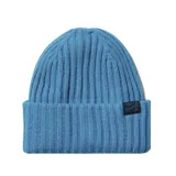 Gorro de lana tejido a canalé color celeste, con etiqueta de la marca Roark cosida en el dobladillo.