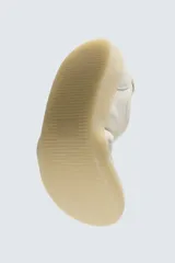 Zapatilla deportiva tipo barefoot confeccionada en piel color blanco roto con apliques de gamuza en tonos grises. Posee puntera redondeada y ancha, cierre mediante cordones al tono y suela de goma flexible en color caramelo con tecnología drop 0.